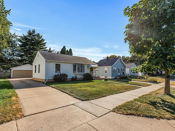 3rd image of 2036 Case Ave E
