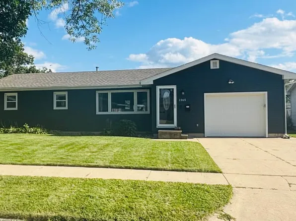 1565 Country Club Dr, Marion, IA 52302