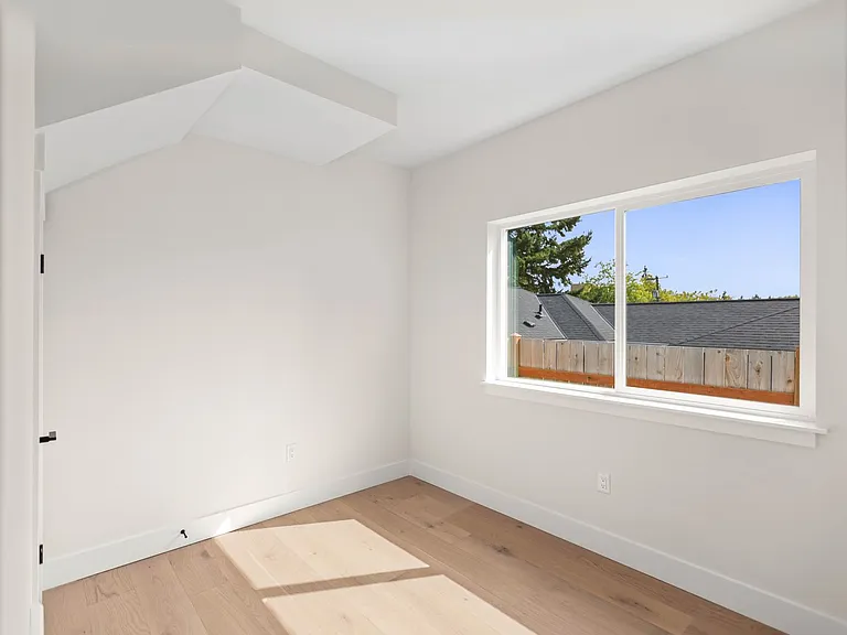 811 NE 125th St — Photo 10