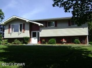 9 Pine Tree Ln, Hawley, PA 18428