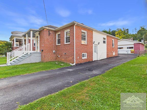 2nd image of 834 Frederick St