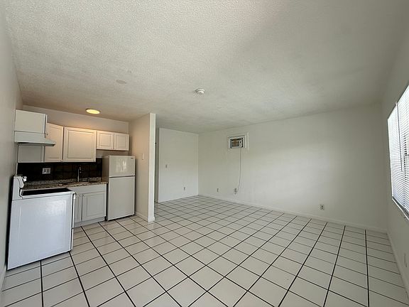 3rd image of 409 NW 25th St APT 10