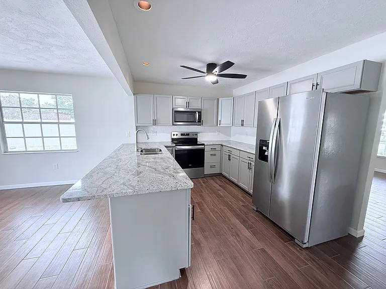 2953 Oak St — Photo 5