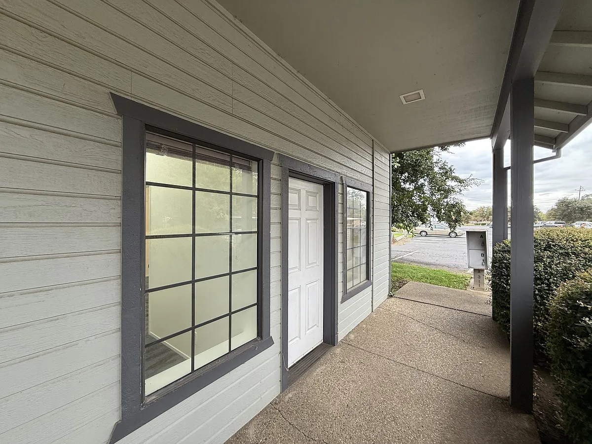 Building Photo - 2889 Cohasset Rd #2
