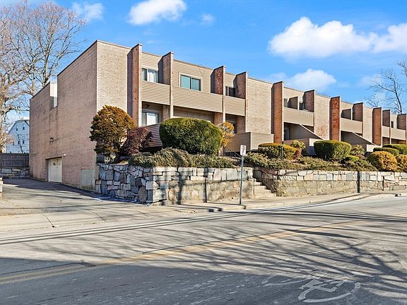 3rd image of 72 Centre St Unit J
