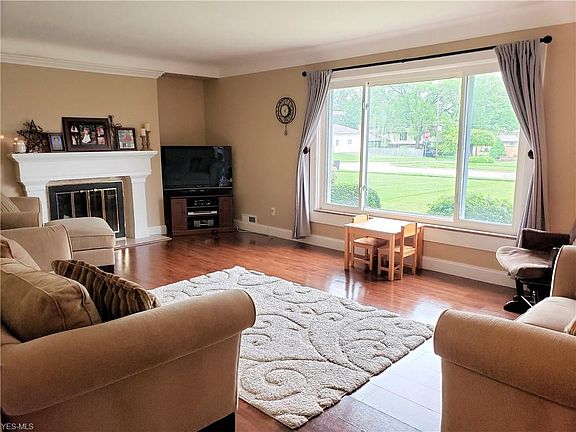3rd image of 8010 Selwick Dr