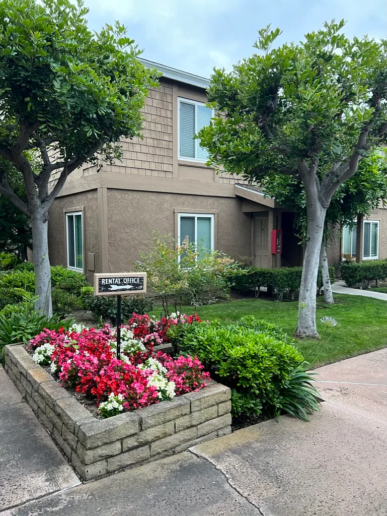 Sunset House Apartments — Photo 4