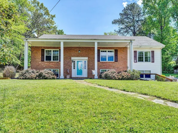 3377 Woodland Dr, Roanoke, VA 24015