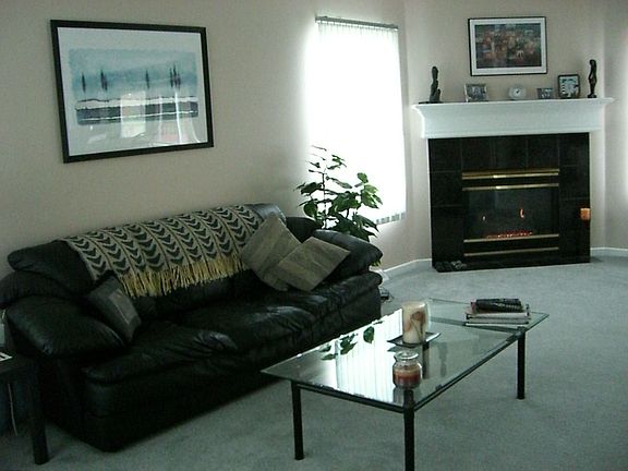 Great room w/ gas fireplace