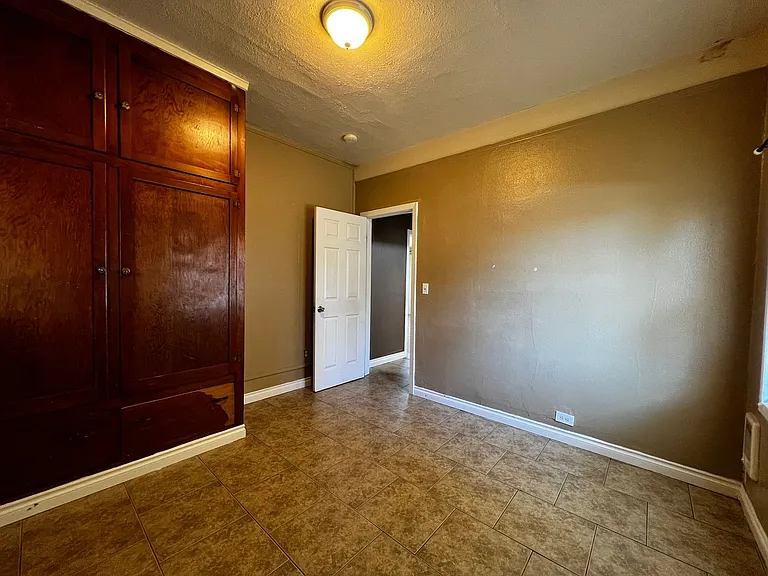 916 S 11th Ave — Photo 8