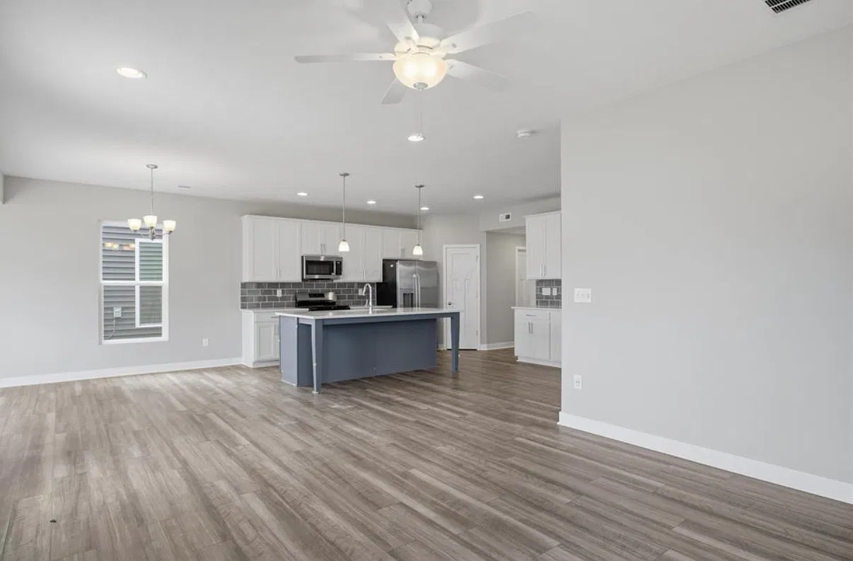 3 bed, 2.5 bath, 2431 sqft, $2,995 — Photo 2
