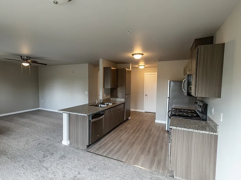Evergreen Valley Apartments — Photo 21