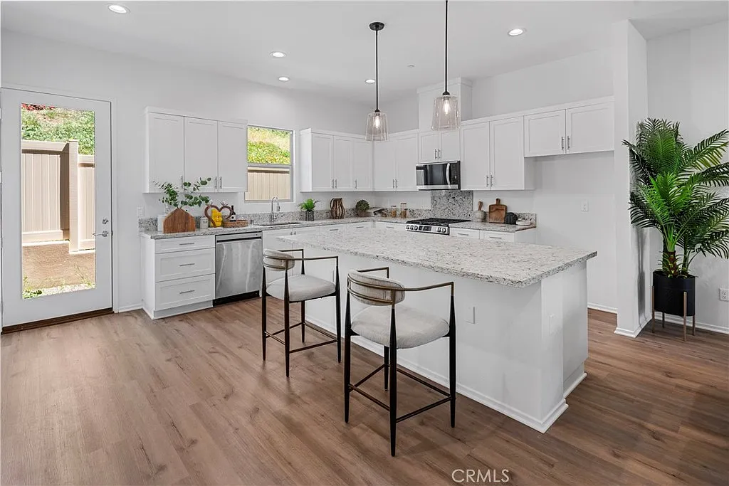 4 bed, 3.5 bath, 2428 sqft, $5,000 — Photo 3