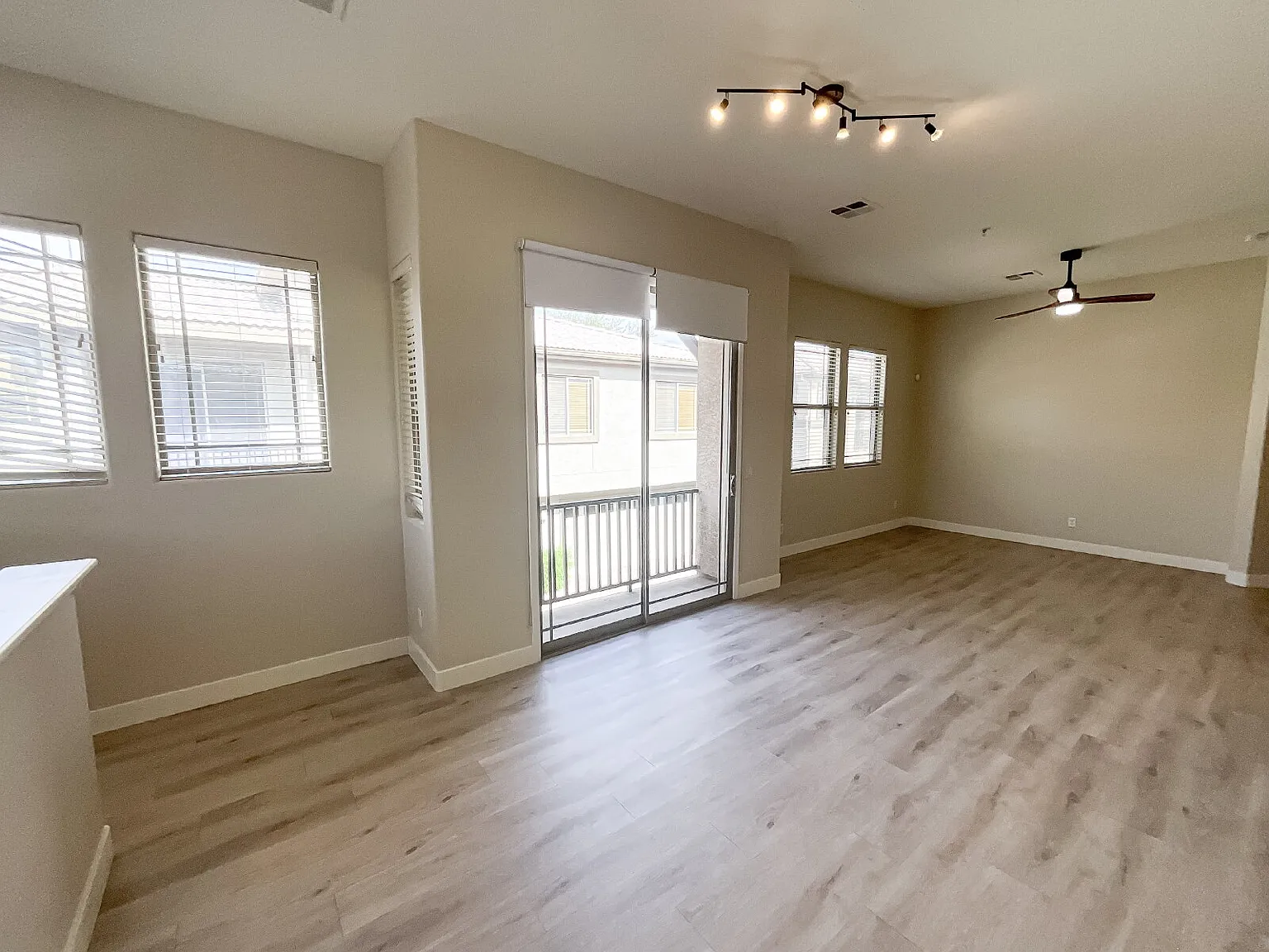Updated 2 bed 2 bath condo in gated community — Photo 3