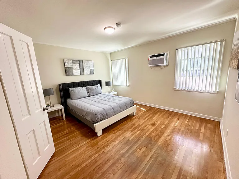 549 Kelton Ave — Photo 8
