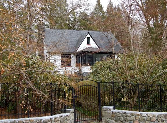2nd image of 2 Brook Ln