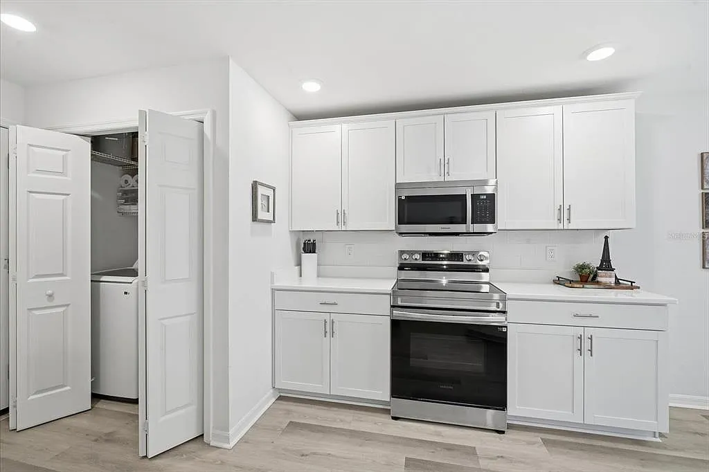 3 bed, 2.5 bath, 1899 sqft, $2,300 — Photo 4