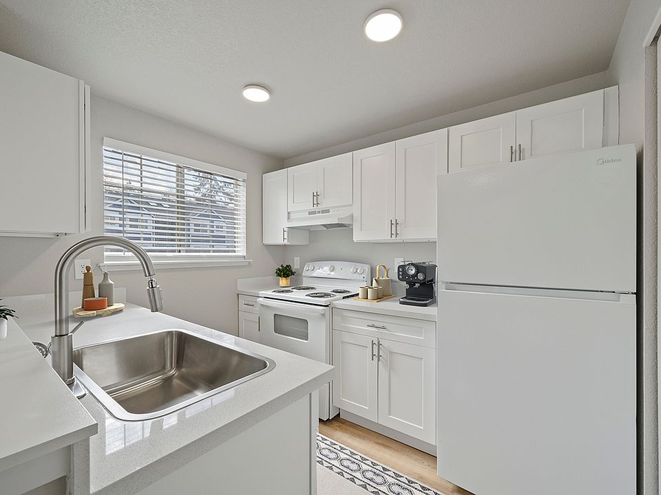 Crown Pointe kitchen
