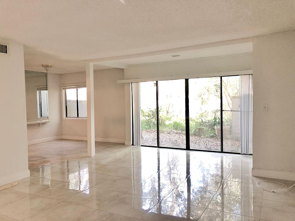 2nd image of 117 Crown Oaks Way