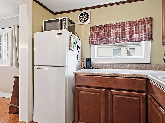 5th image of 152 Regent St APT 3