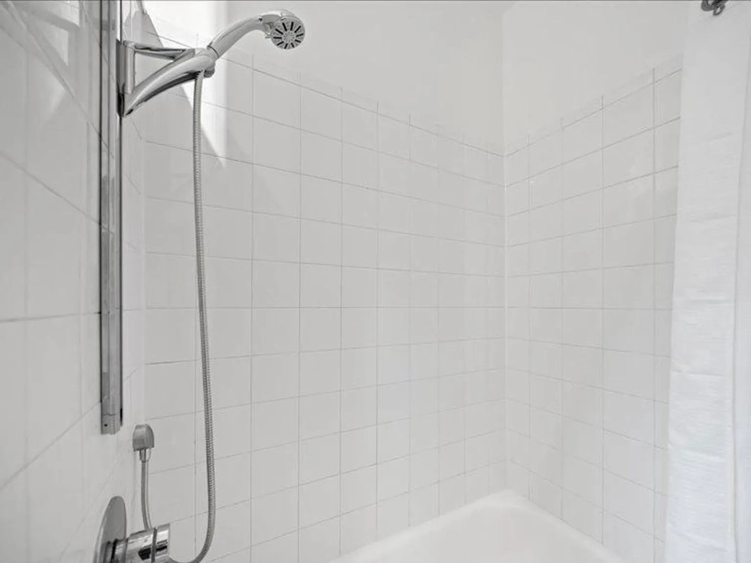 1 bed, 420 sqft, $2,400 — Photo 4