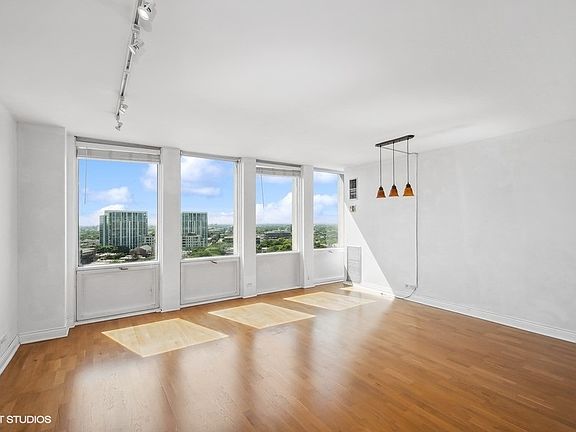 3rd image of 444 W Fullerton Pkwy APT 1709