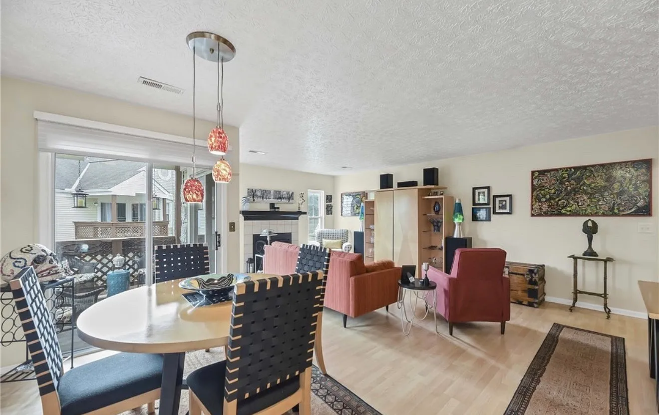 2 bed, 1098 sqft, $1,600 — Photo 3