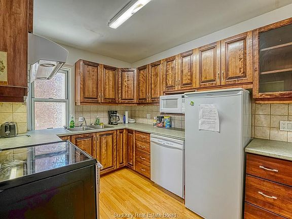 5th image of 296 Morris St