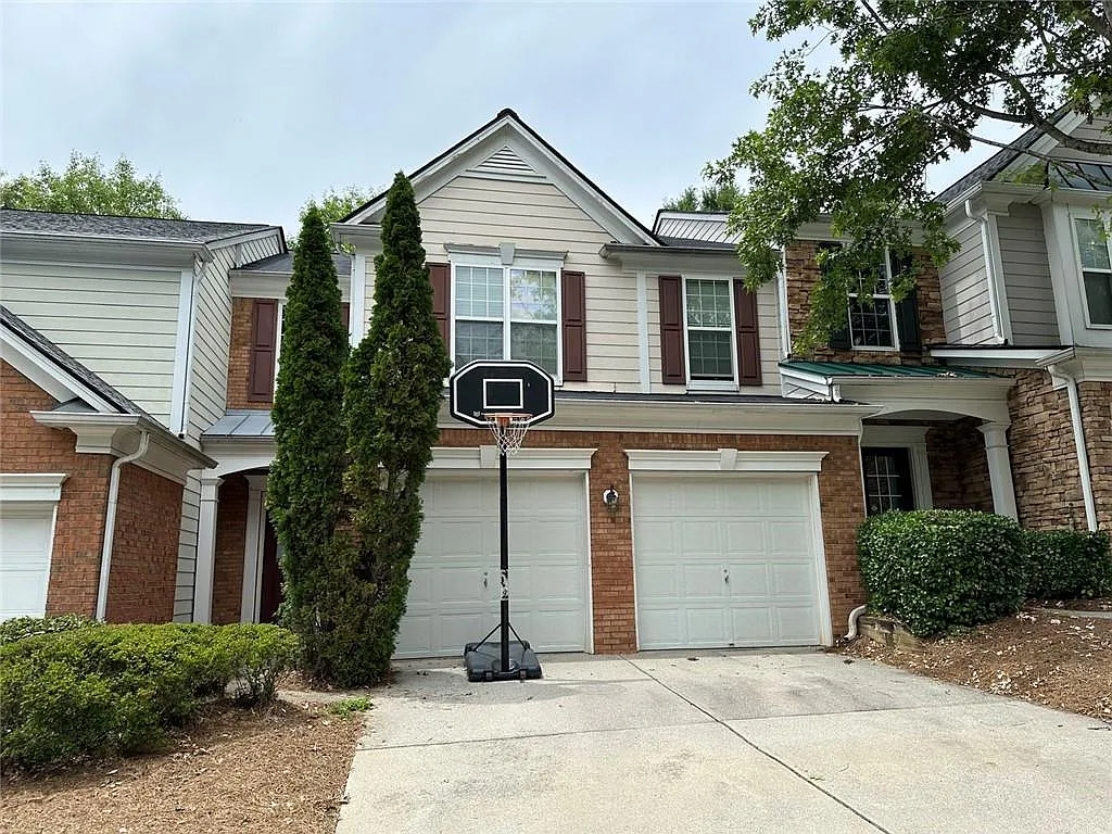 3 bed, 2.5 bath, 2073 sqft, $2,350 — Photo 2