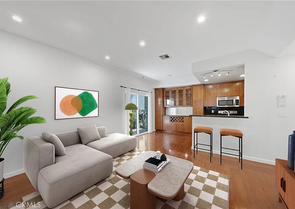 1554 N Hobart Blvd #2