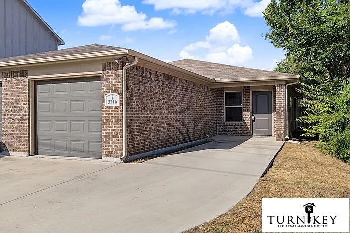 3 bed, 2.0 bath, 1090 sqft, $1,595 — Photo 3