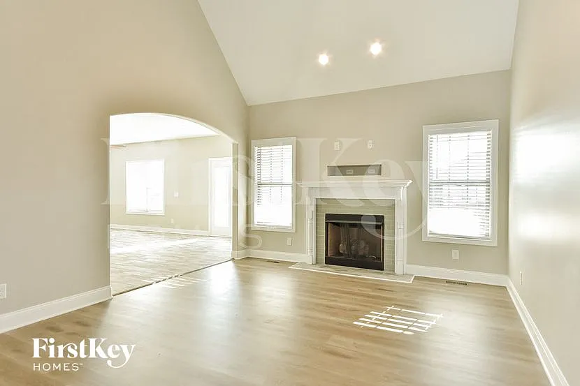 4 bed, 3.0 bath, 2900 sqft, $2,435 — Photo 4