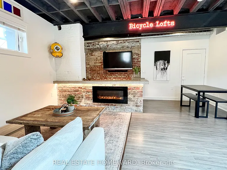 1233 Dundas St E — Photo 4