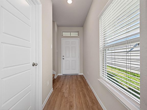 5th image of 202 Emerald Thicket Ln