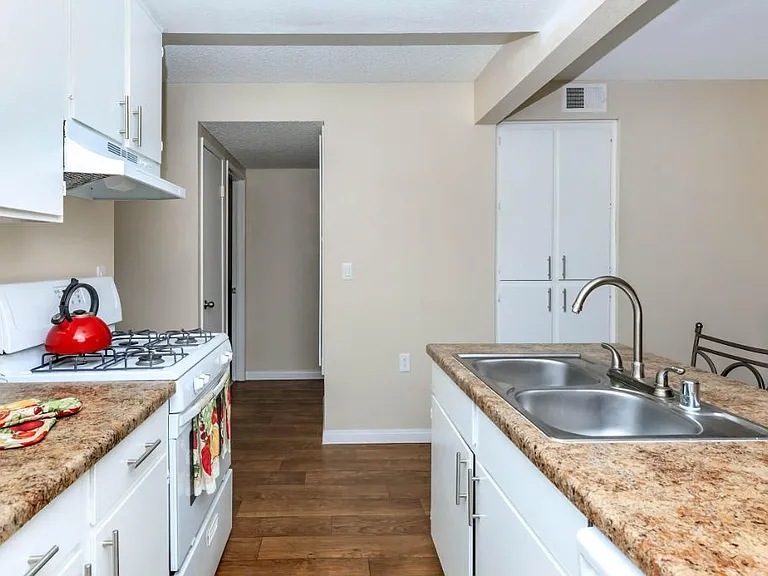 Sunset View Apartments — Photo 36