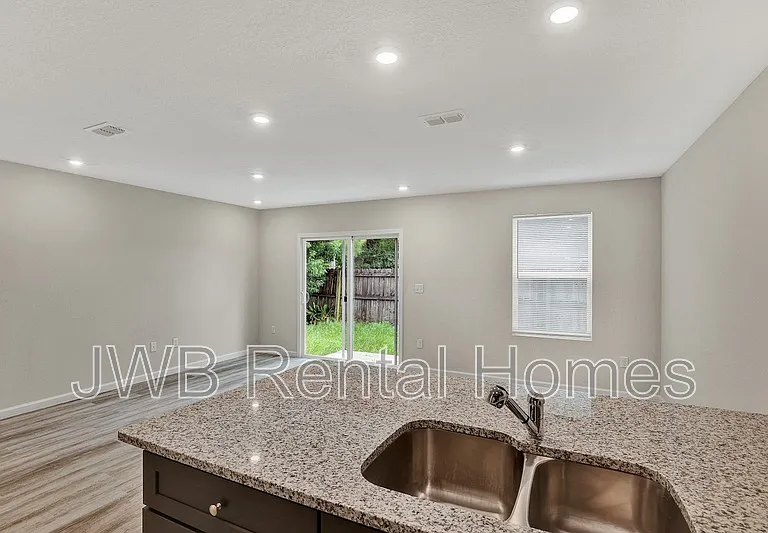 606 Herman St — Photo 2