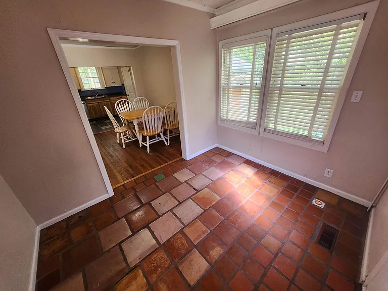 110 Barbara St — Photo 2