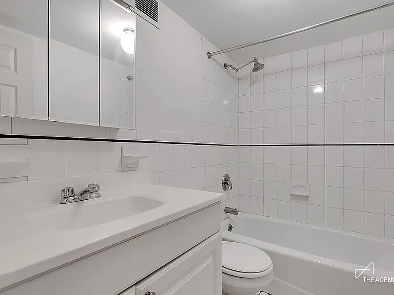242 W 21st St #4A — Photo 5