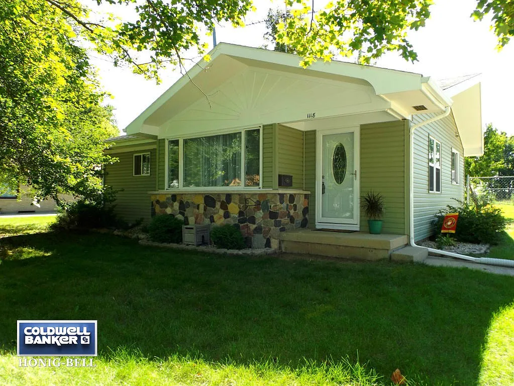 1118 E Wisconsin St photo 1