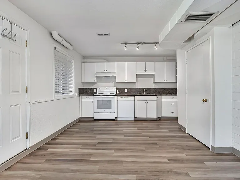 1 Bed 1 Bath in Prime NW District! — Photo 4