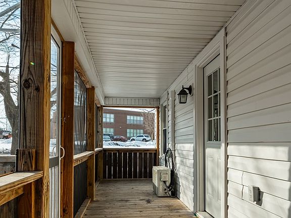 4th image of 60 N Spring St