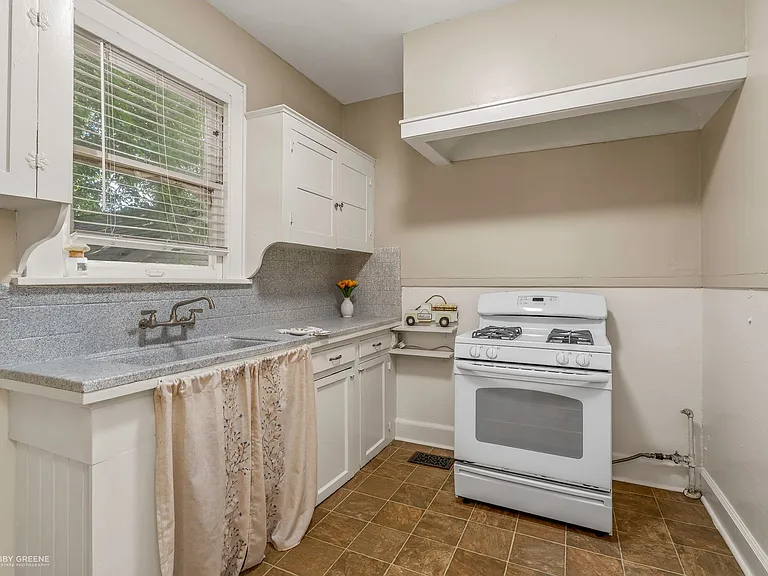 3307 Creswell Ave — Photo 6
