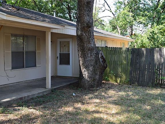 2nd image of 702 N Pecan St