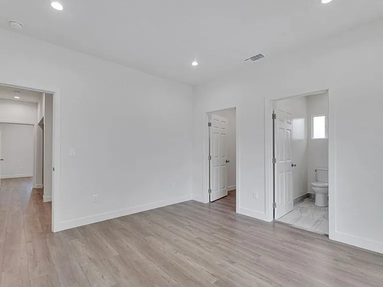 6744 Radford Ave — Photo 37