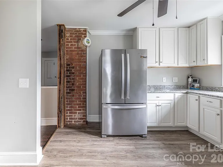 123 E 2nd St — Photo 18