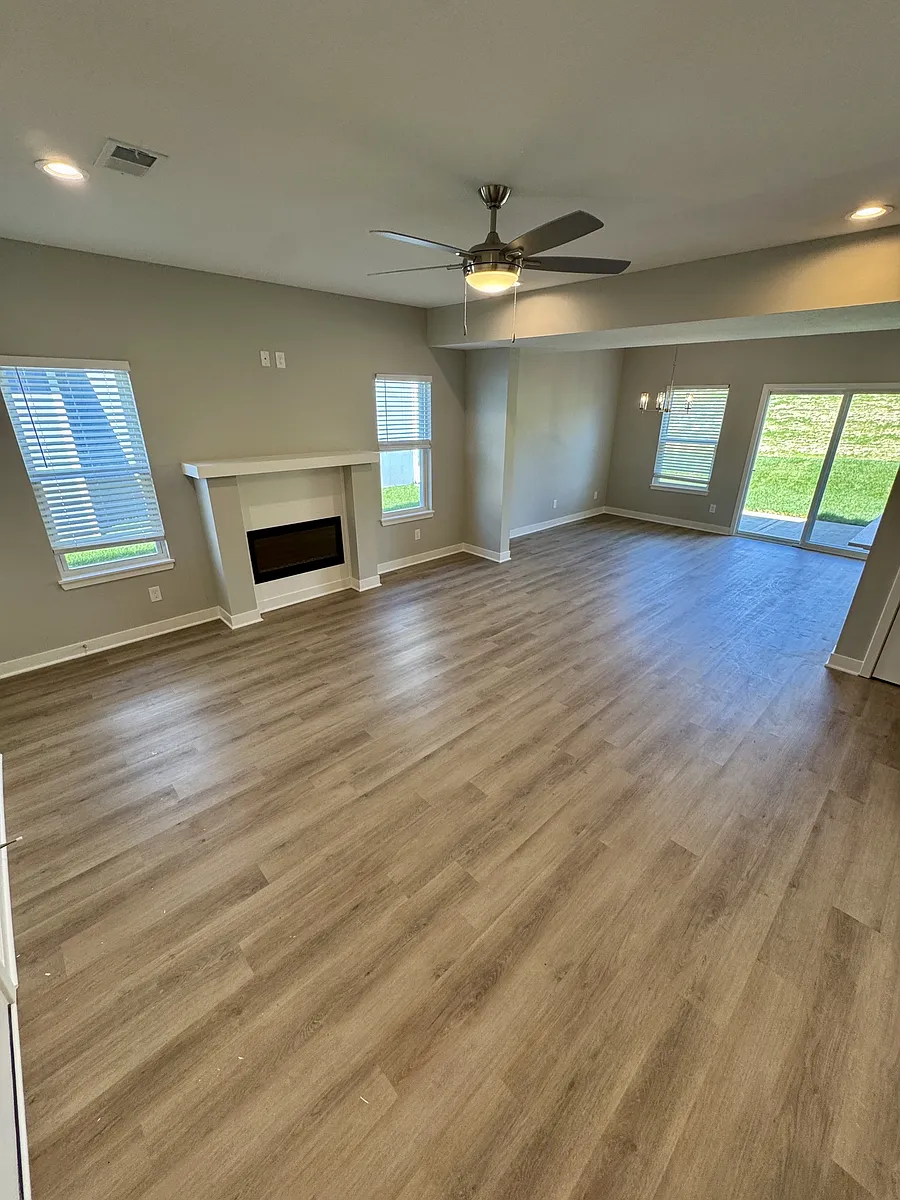 Building Photo - 8425 Valley Spring Dr #1