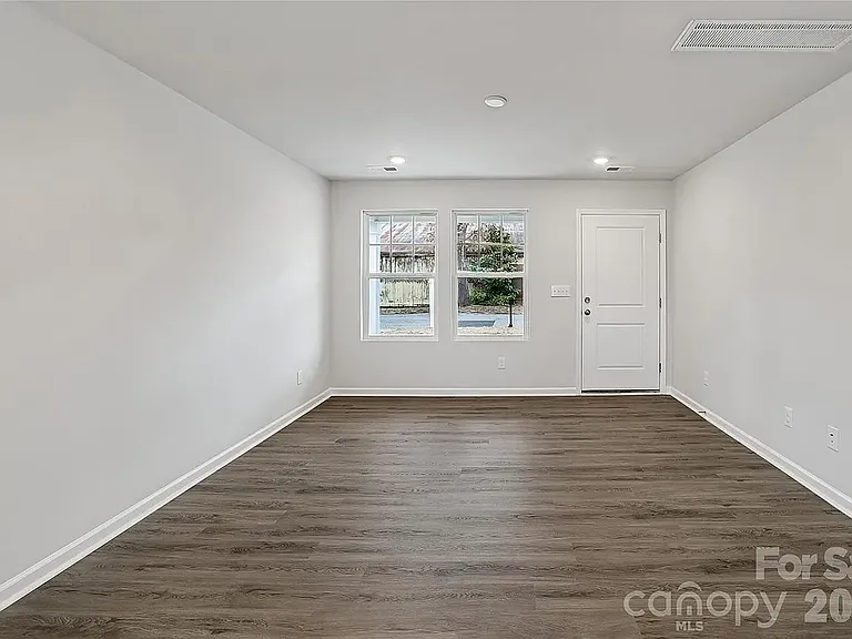 520 Bond St — Photo 4
