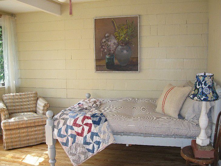 GUEST ROOM W/ BALCONY!!