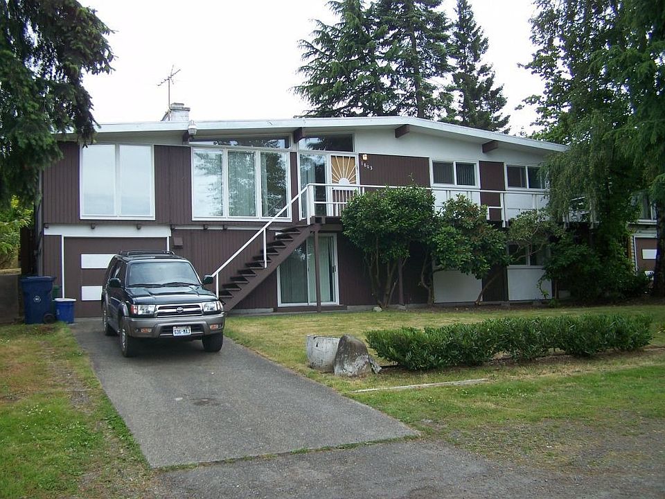 Front yard w/lots of parking.
