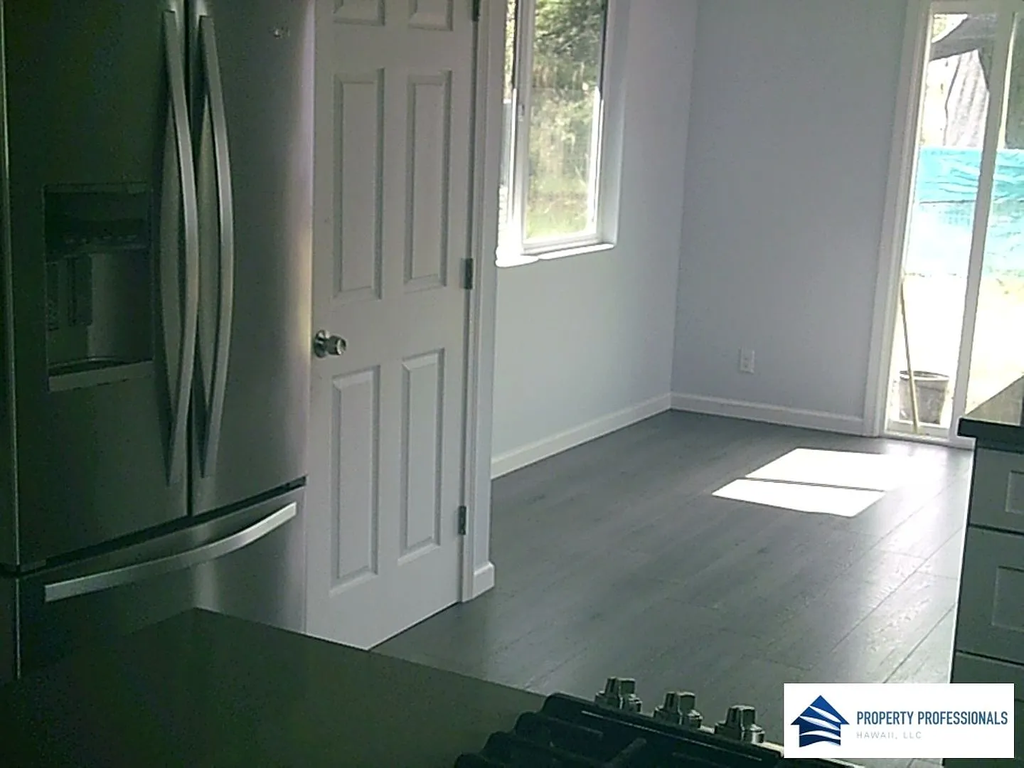 Custom house in Fern Acres on Paved Road — Photo 3
